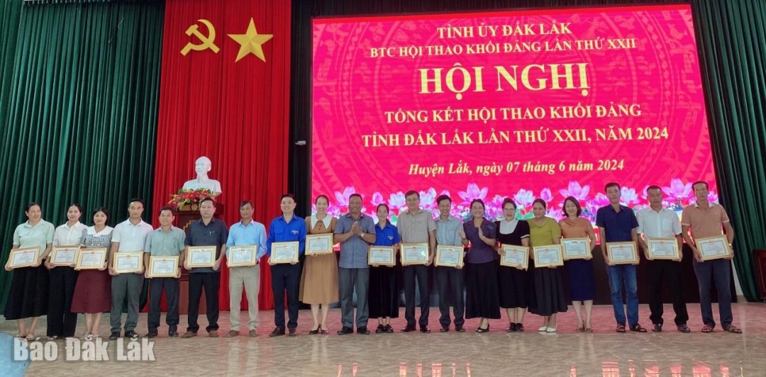Ban Tổ chức tặng Giấy khen cho các cá nhân có thành tích xuất sắc tại Hội thao khối Đảng tỉnh lần thứ XXII. 
