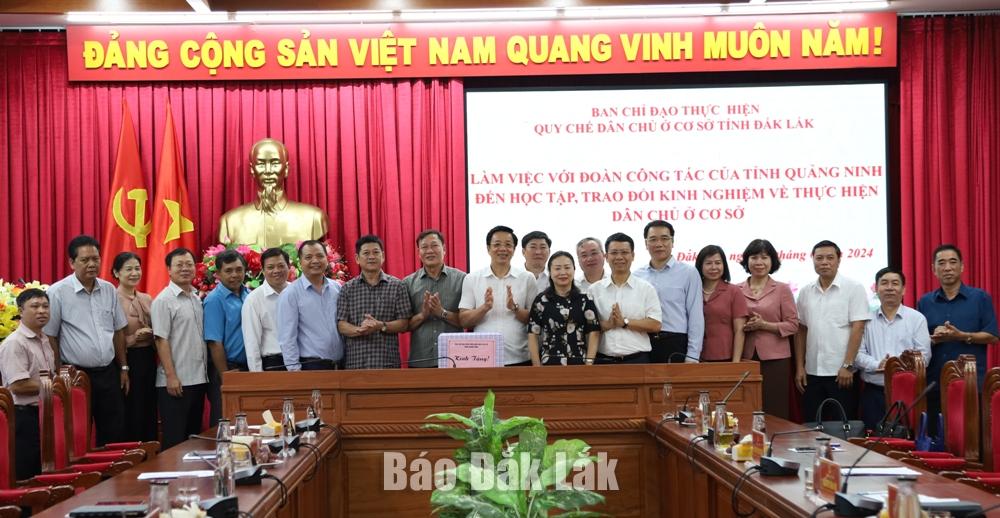 Đoàn công tác tỉnh QUảng Ninh tặng quà lưu niện tạng tỉnh Đắk Lắk.