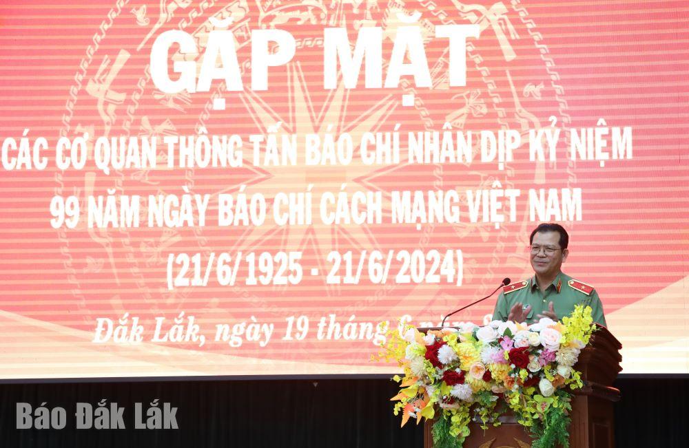 Thiếu tướng Lê Vinh Quy thông tin về công tác ngành với các phóng viên, nhà báo.