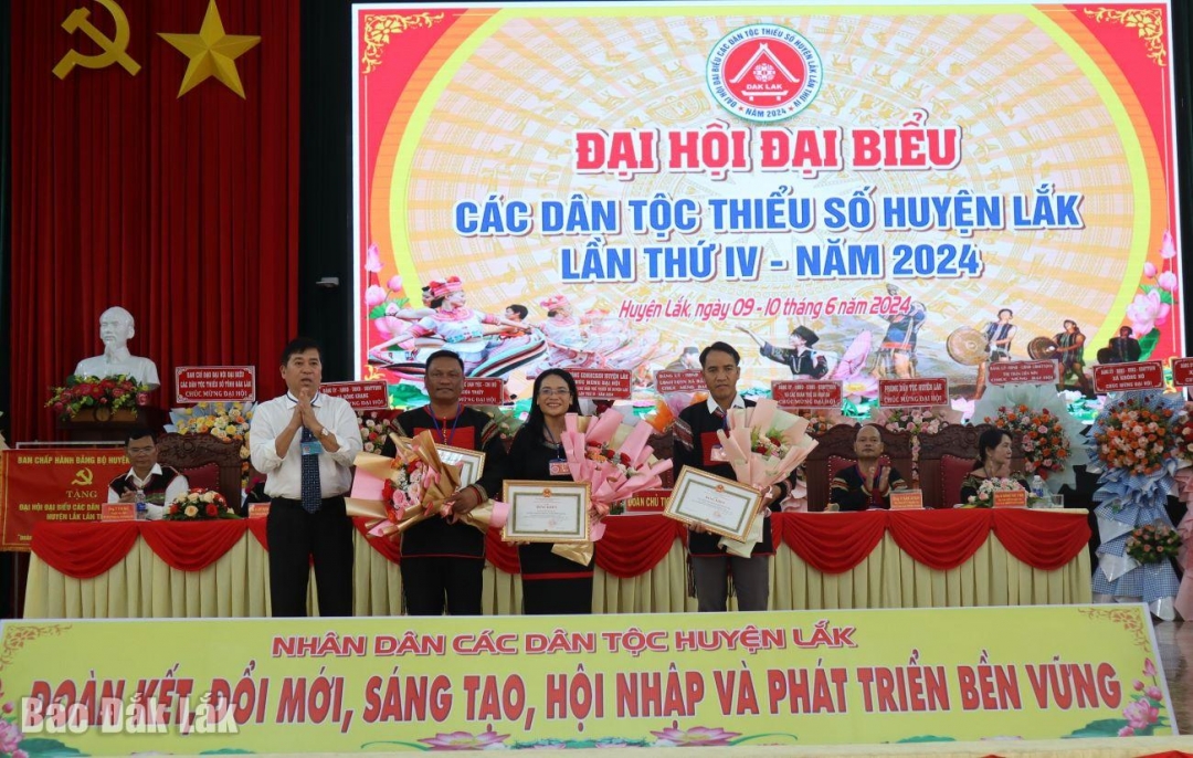 Trưởng Ban Dân tộc tỉnh, Phó Trưởng Ban Thường trực Ban Chỉ đạo Đại hội đại biểu các DTTS tỉnh Nguyễn Kính trao Bằng khen của UBND tỉnh cho các tập thể và cán nhân.