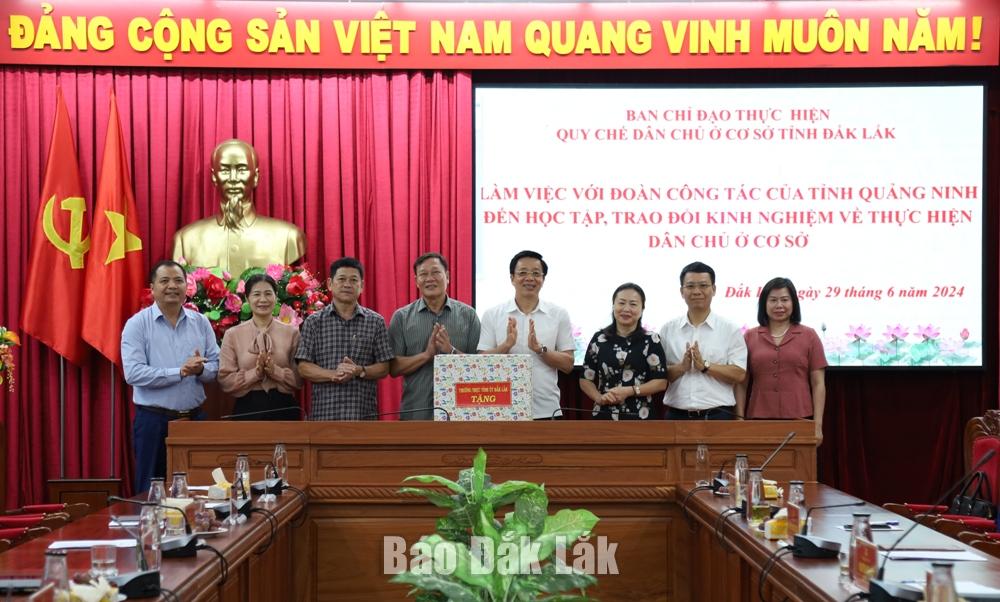 tỉnh Đắk Lắk tặng quà Đoàn công tác của tỉnh Quảng Ninh.