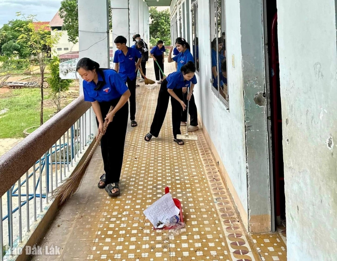 Đội Tiếp sức mùa thi tại điểm thi Trường THPT Lê Hồng Phong đã sẵn sàng hỗ trợ các sĩ tử. Ảnh: V.Anh

Trường PTDTNT-THCS Ea Súp