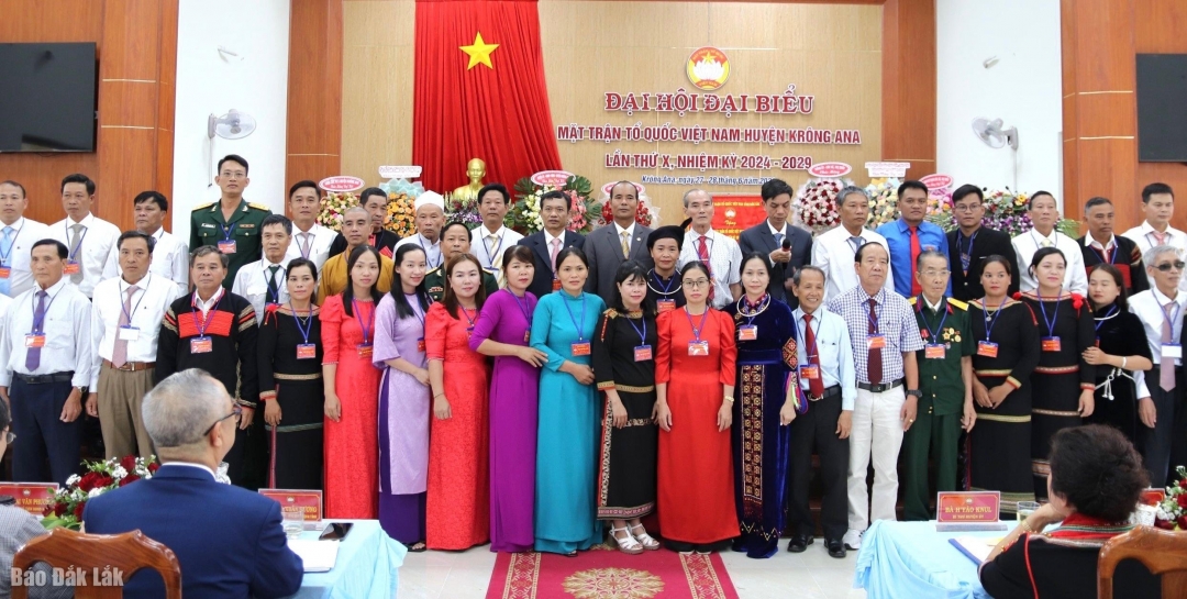 Các ủy viên Ủy ban MTTQ Việt Nam thành phố, nhiệm kỳ 2024 - 2029 ra mắt nhận nhiệm vụ.
