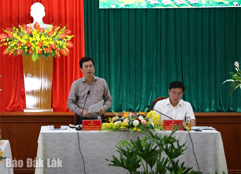 Bí thư Huyện ủy Krông Pắc Trần Hồng Tiến đề xuất các nội dung, kiến nghị của địa phương tại buổi làm việc.
