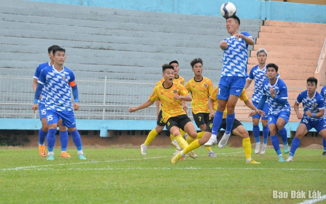 Các cầu thủ chủ nhà áo xanh giành thắng lợi đậm 3 - 0 trước Đắk Lắk.