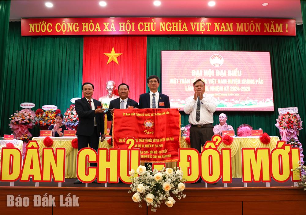 Ủy ban MTTQ Việt Nam tỉnh tặng bức trướng chúc mừng Đại hội.