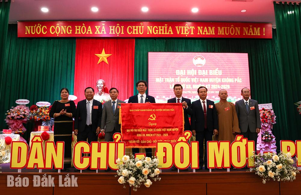 Ban Chấp hành Đảng bộ huyện Krông Pắc tặng bức trướng chúc mừng Đại hội.