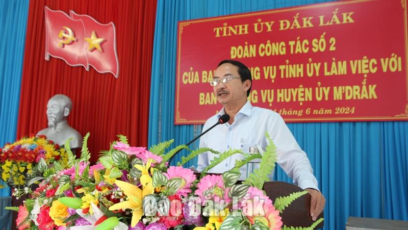 Phó Bí thư Thường trực Huyện ủy MDrắk Nguyễn Ngọc Bình báo cáo tại buổi làm việc.