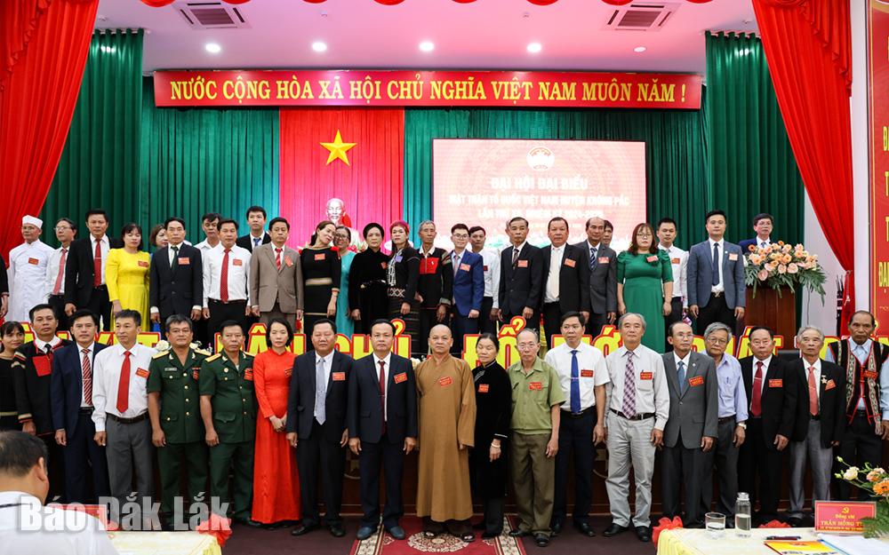Ủy viên Ủy ban MTTQ Việt Nam huyện Krông Pắc khóa XII, nhiệm kỳ 2024 - 2029 và Đoàn đại biểu dự đại hội cấp trên ra mắt Đại hội.