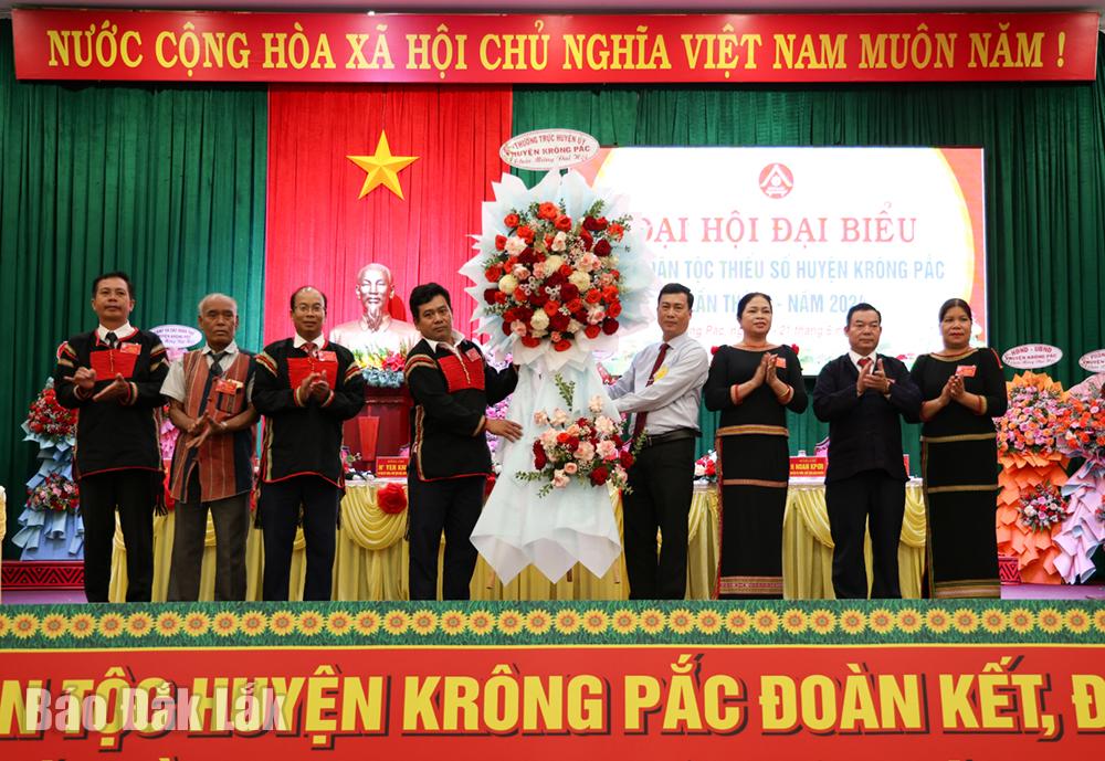 Bí thư Huyện ủy, Chủ tịch HĐND huyện Krông Pắc Trần Hồng Tiến tặng hoa chúc mừng Đại hội.