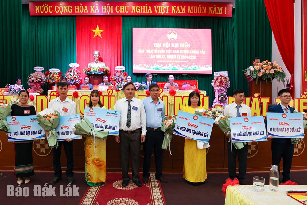 Đại diện MTTQ Việt Nam các xã nhận bảng tượng trưng hỗ trợ xây dựng nhà Đại đoàn kết cho hộ nghèo, hộ đặc biệt khó khăn.