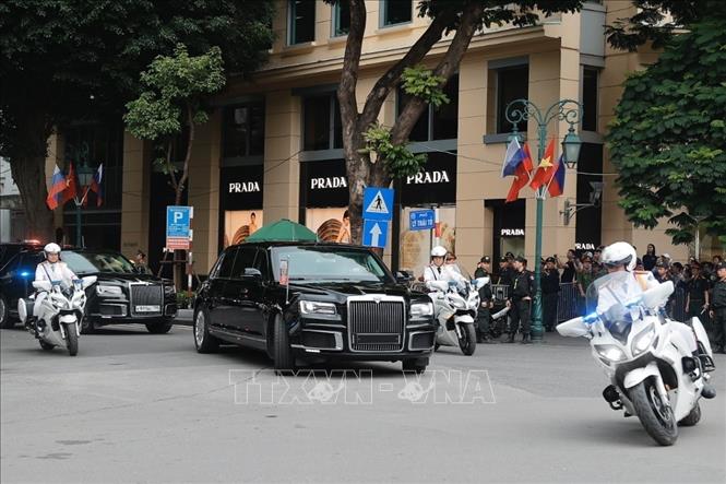 Đoàn xe của Tổng thống LB Nga Vladimir Putin rời khách sạn, di chuyển đến Phủ Chủ tịch. Ảnh: Minh Quyết/TTXVN