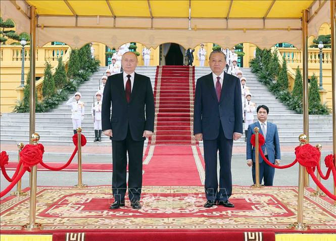 Chủ tịch nước Tô Lâm và Tổng thống Liên bang Nga Vladimir Putin trên bục danh dự, nghe quân nhạc cử Quốc thiều hai nước. Ảnh: Nhan Sáng/TTXVN