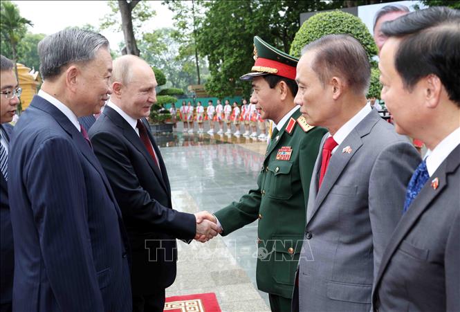 Chủ tịch nước Tô Lâm và Tổng thống Liên bang Nga Vladimir Putin với các thành viên Đoàn đại biểu Việt Nam. Ảnh: Nhan Sáng/TTXVN