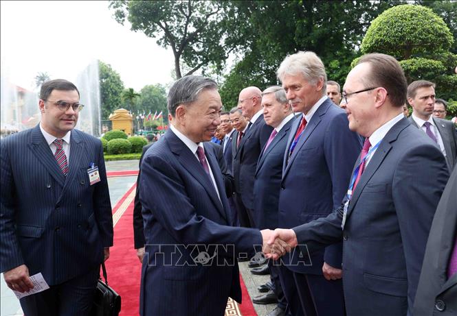 Chủ tịch nước Tô Lâm với các thành viên Đoàn đại biểu Liên bang Nga. Ảnh: Nhan Sáng/TTXVN