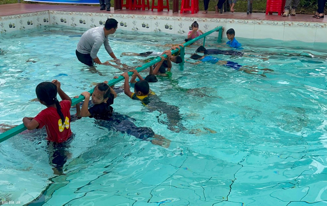Các em thiếu nhi được hướng dẫn kỹ năng tập bơi.