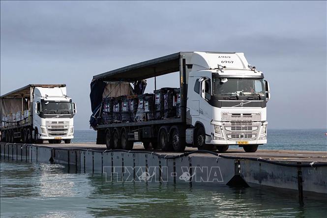 Xe tải chở hàng viện trợ tới Dải Gaza qua cầu tàu trên biển do quân đội 