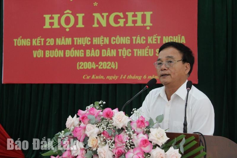 Trưởng Ban Dân vận Huyện ủy Cư Kuin báo cáo tình hình thực hiện công tác kết nghĩa với các buôn đồng bào dân tộc thiểu số. 