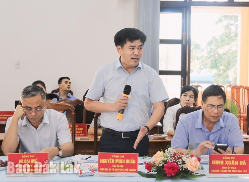 Giám đốc Sở Tài nguyên và Môi trường Nguyễn Minh Huấn cho ý kiến về một số vấn đề thuộc lĩnh vực đất đai trên địa bàn huyện.