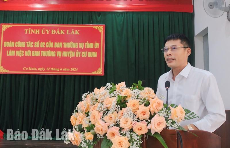 Phó Bí thư Thường trực Huyện ủy Cư Kuin Trần Văn Quế báo cáo tình hình thực hiện nhiệm vụ 6 tháng đầu năm 2024.