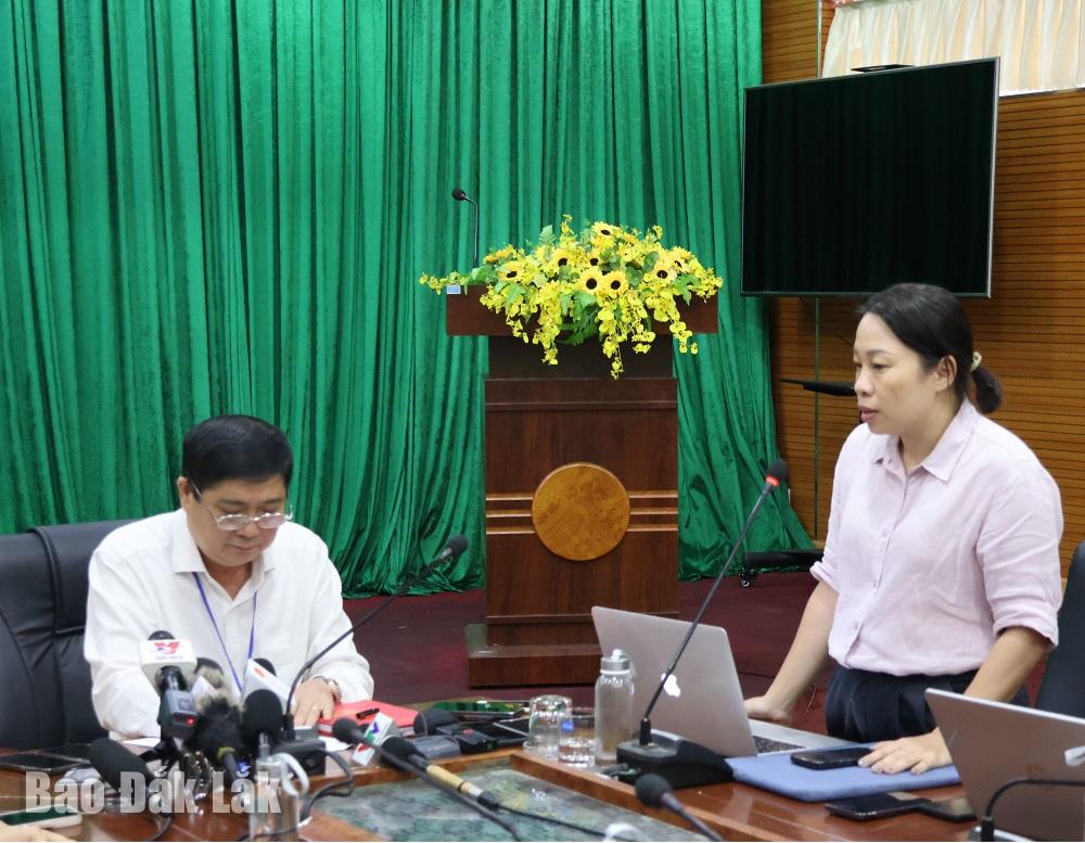 phóng viên Hương Lý, VOV Tây Nguyên đặt câu hỏi tại buổi họp báo.