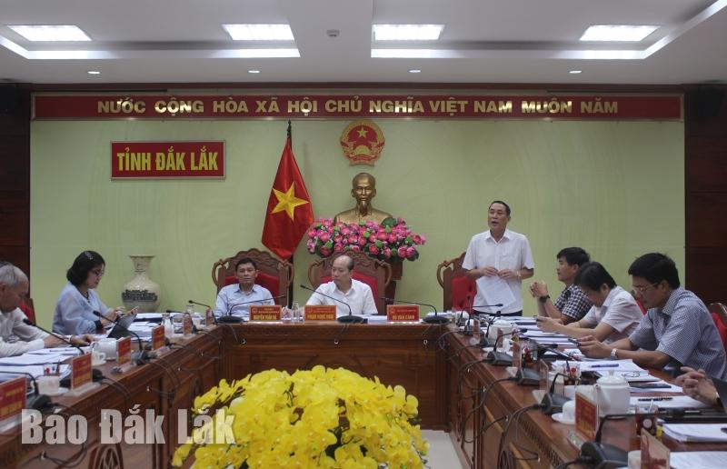 Phó Chủ tịch UBND tỉnh Võ Văn Cảnh phát biểu thảo luận tại phiên họp.