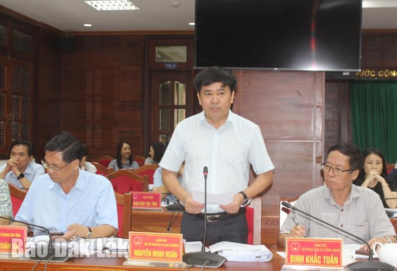 Giám đốc Sở Tài nguyên và Môi trường Nguyễn Minh Huấn trình bày các nội dung tờ trình, dự thảo nghị quyết liên quan đến lĩnh vực tài nguyên - môi trường.