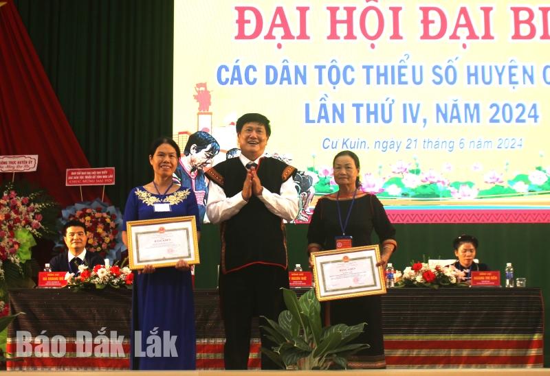 Thừa ủy quyền của Chủ tịch UBND tỉnh, Phó Trưởng Ban Dân tộc tỉnh Lê Ngọc Vinh trao Bằng khen tặng tập thể và cá nhân có thành tích xuất sắc trong công tác triển khai thực hiện chính sách DTTS.