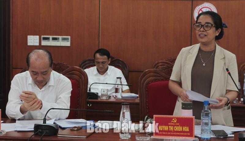 Ủy viên Ban Thường vụ Tỉnh ủy, Chủ tịch HĐND tỉnh Huỳnh Thị Chiến Hòa đóng góp ý kiến tại hội nghị.