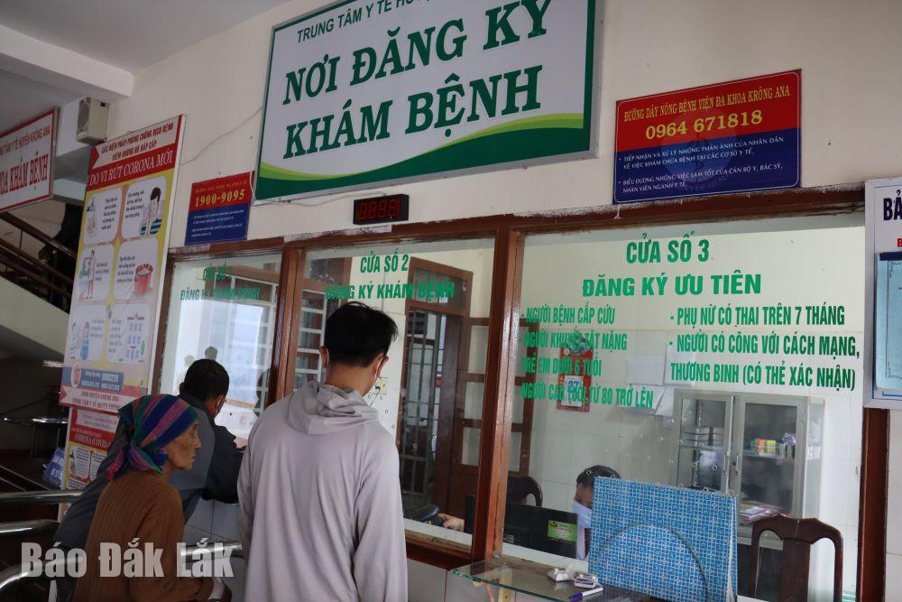 Người dân đăng ký khám chữa bệnh tại Trung tâm Y tế huyện Krông Ana.