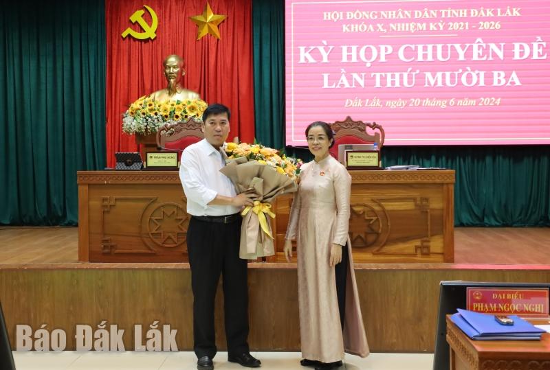 Chủ tịch HĐND tỉnh Huỳnh Thị Chiến Hòa tặng hoa chúc mừng đồng chí Nguyễn Kính, Trưởng Ban Dân tộc tỉnh.