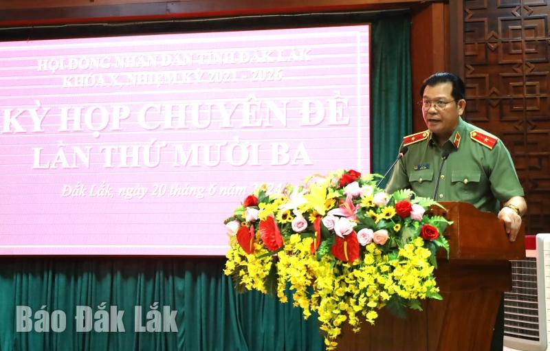 Thiếu tướng Lê Vinh Quy, Giám đốc Công an tỉnh trình bày Tờ trình tại Kỳ họp.