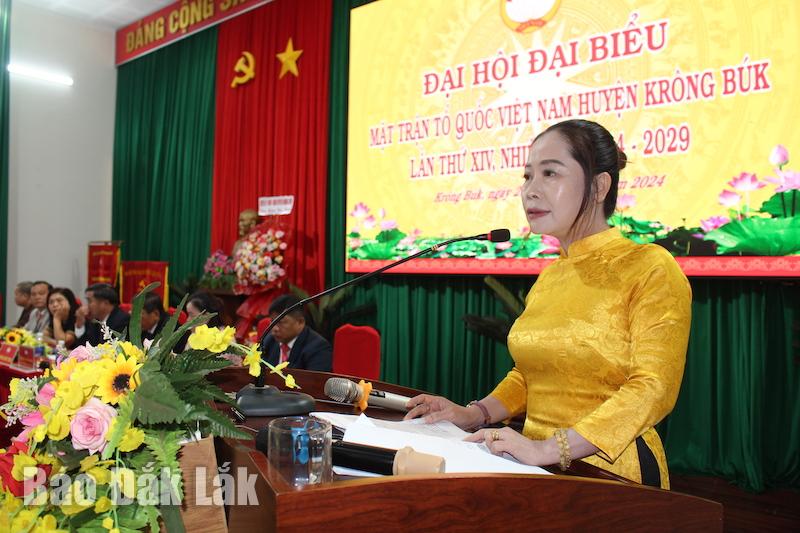 Bà Nông Thị Thu, Phó Chủ tịch Ủy ban MTTQ Việt Nam tỉnh phát biểu tại đại hội. 