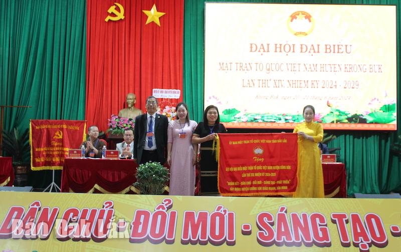 Bà Nông Thị Thu (bìa phải)Phó Chủ tịch Ủ y ban MTTQ Việt Nam tỉnh tặng bức trướng chúc mừng đại hội.