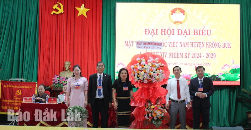 Lãnh đạo Huyện Ủy Krông Búk tặng hoa chúc mừng đại hội.