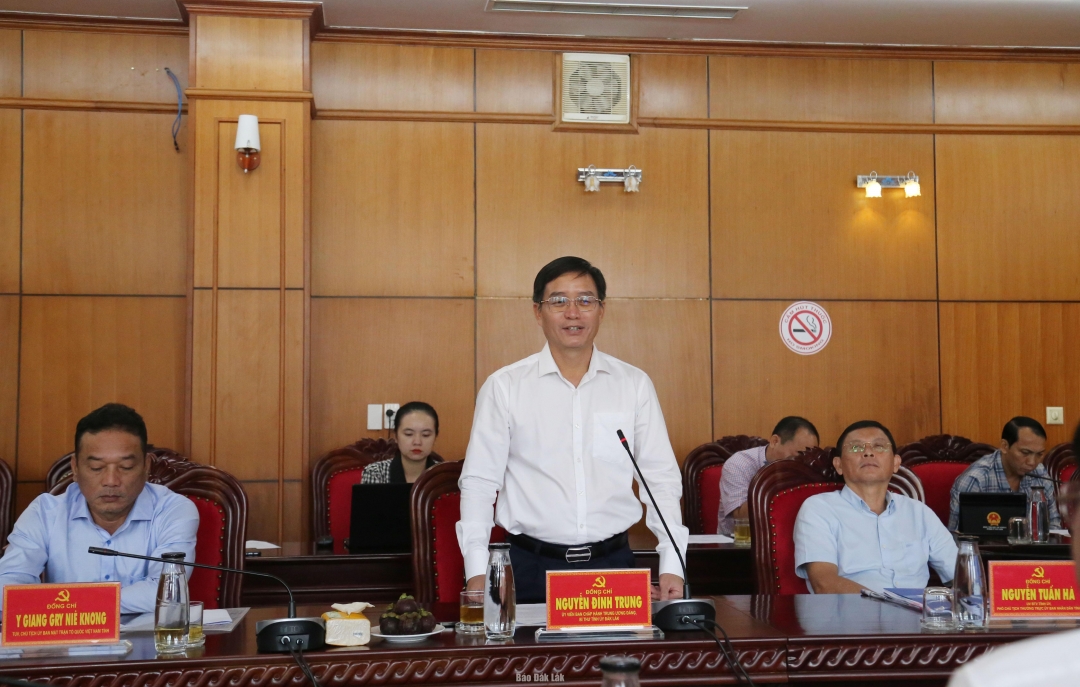 Bí thư Tỉnh uỷ Nguyễn Đình Trung chia phát biểu tại buổi làm việc