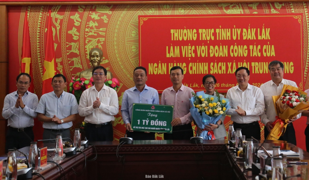 Công đoàn Ngân hàng CSXH trao tăng kinh phí hỗ trợ người nghèo tỉnh Đắk Lắk