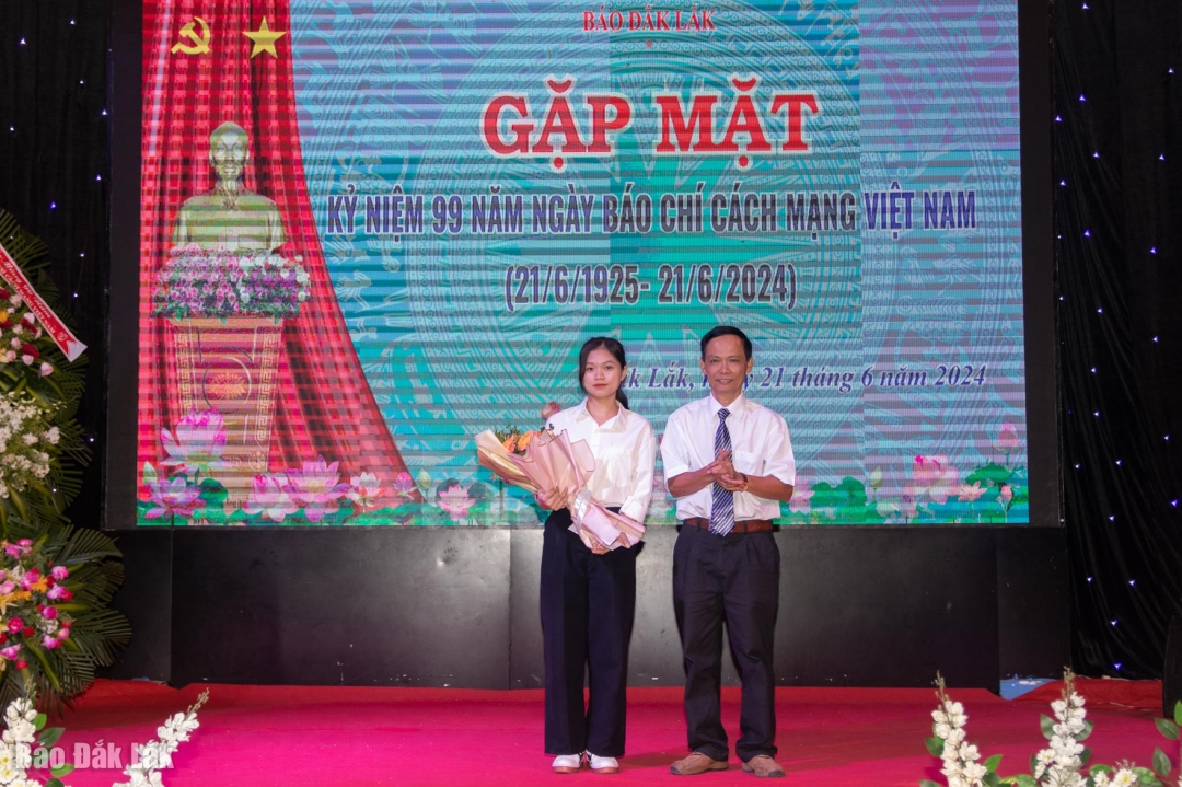 Phó Tổng Biên tập Báo Đắk Lắk Lê Quang Anh trao học bổng cho sinh viên có hoàn cảnh khó khăn.