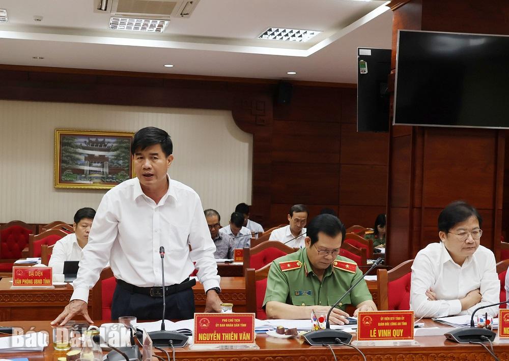 Phó Chủ tịch UBND tỉnh Nguyễn Thiên Văn phát biểu tại phiên họp