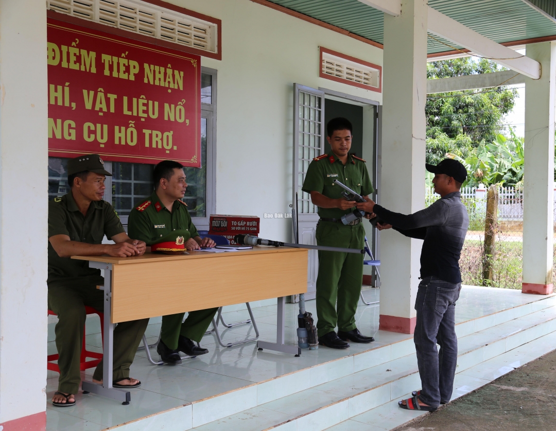 Người dân xã Ea Bung, huyện Ea Súp tự nguyện giao nộp vũ khí cho công an xã