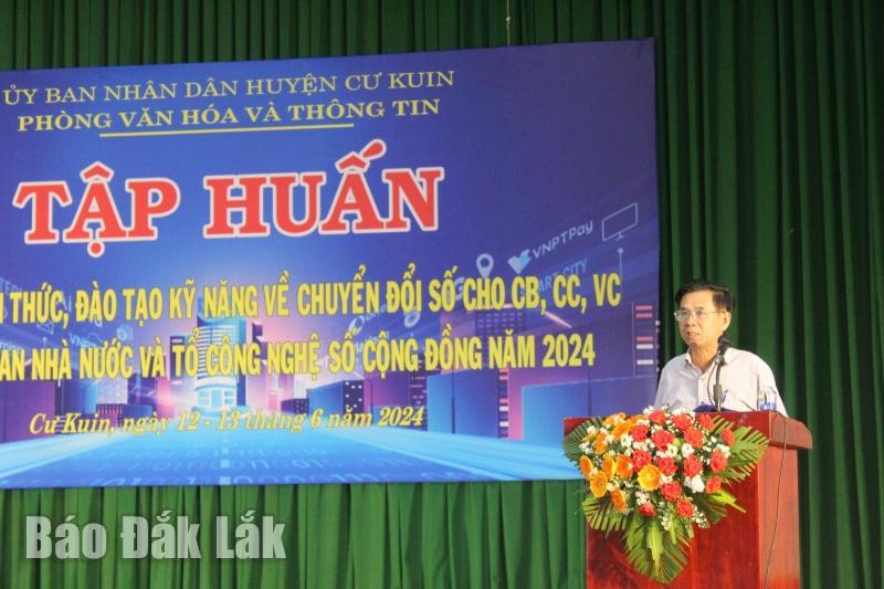 Chủ tịch UBND huyện Cư Kuin Võ Tấn Huy phát biểu khai mạc.