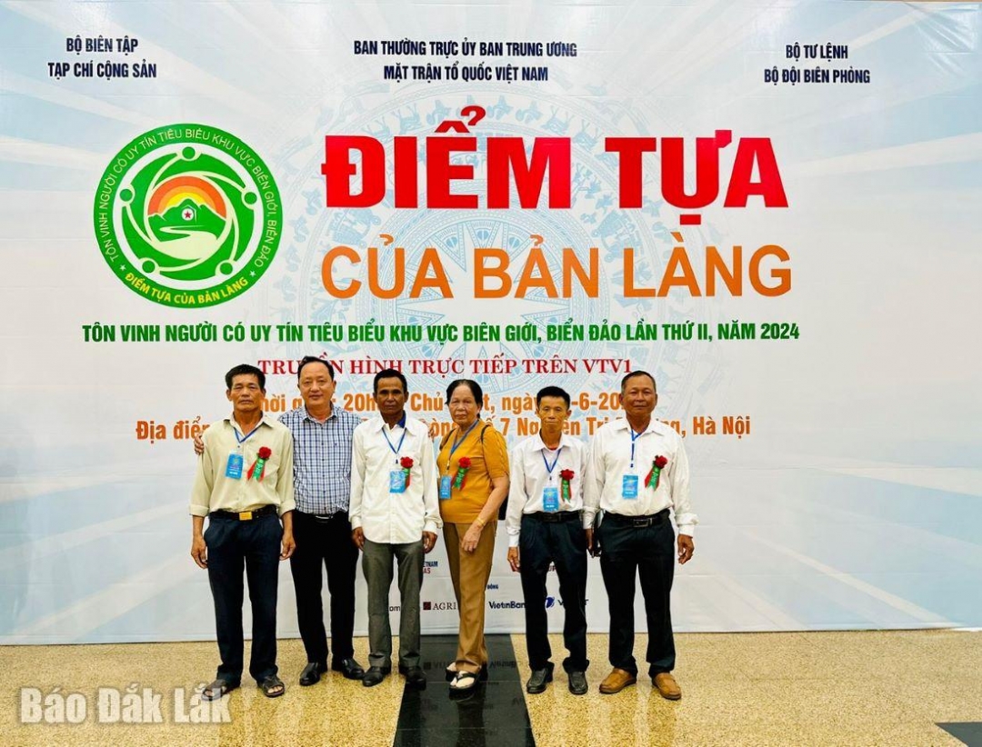 Phó Trưởng Ban Dân tộc tỉnh Hà Huy Quang cùng các đại biểu của tỉnh Đắk Lắk chụp ảnh tại Chương trình Điểm tựa của bản làng.