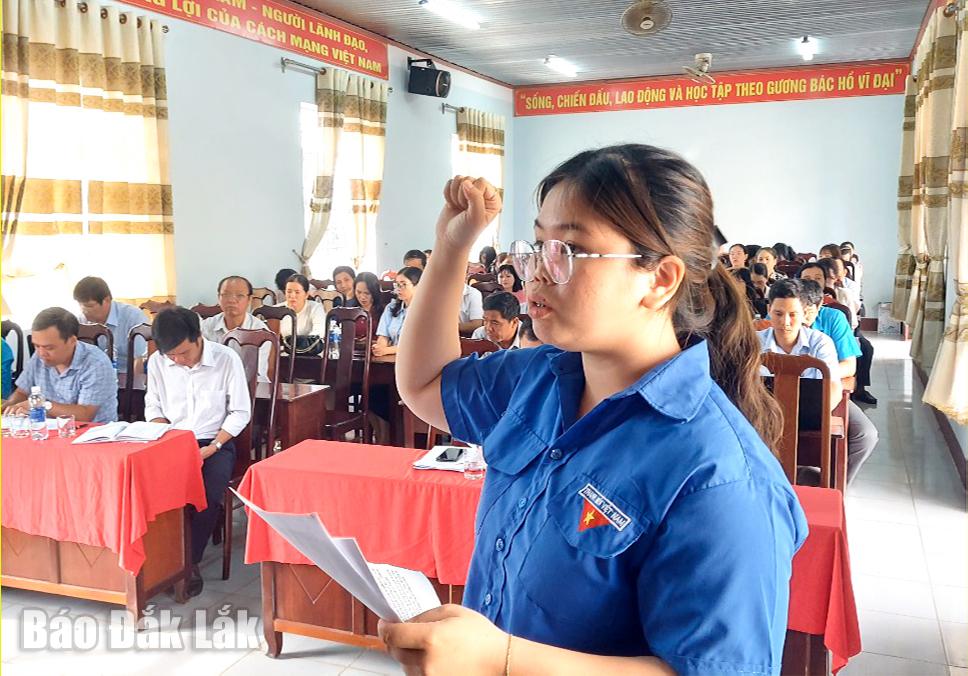 Học sinh Trường THPT Nguyễn Công Trứ tuyên thệ trong Lễ Kết nạp Đảng.