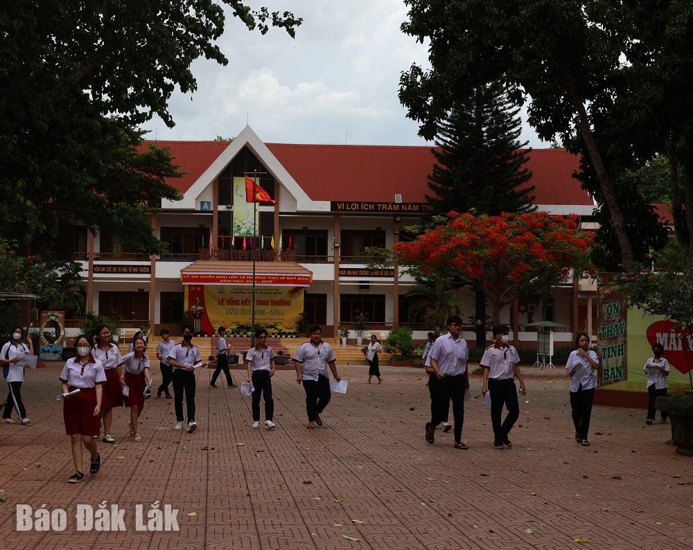 Thí sinh hoàn thành bài thi môn Ngoại ngữ chiều 7/6 tại Điểm thi Trường THPT Lê Quý Đôn.