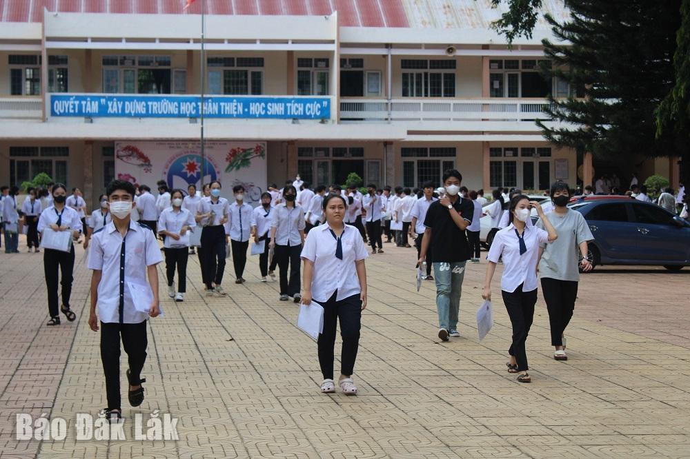 Thí sinh dự thi tại Điểm thi Trường THPT Nguyễn Bỉnh Khiêm (huyện Krông Pắc).
