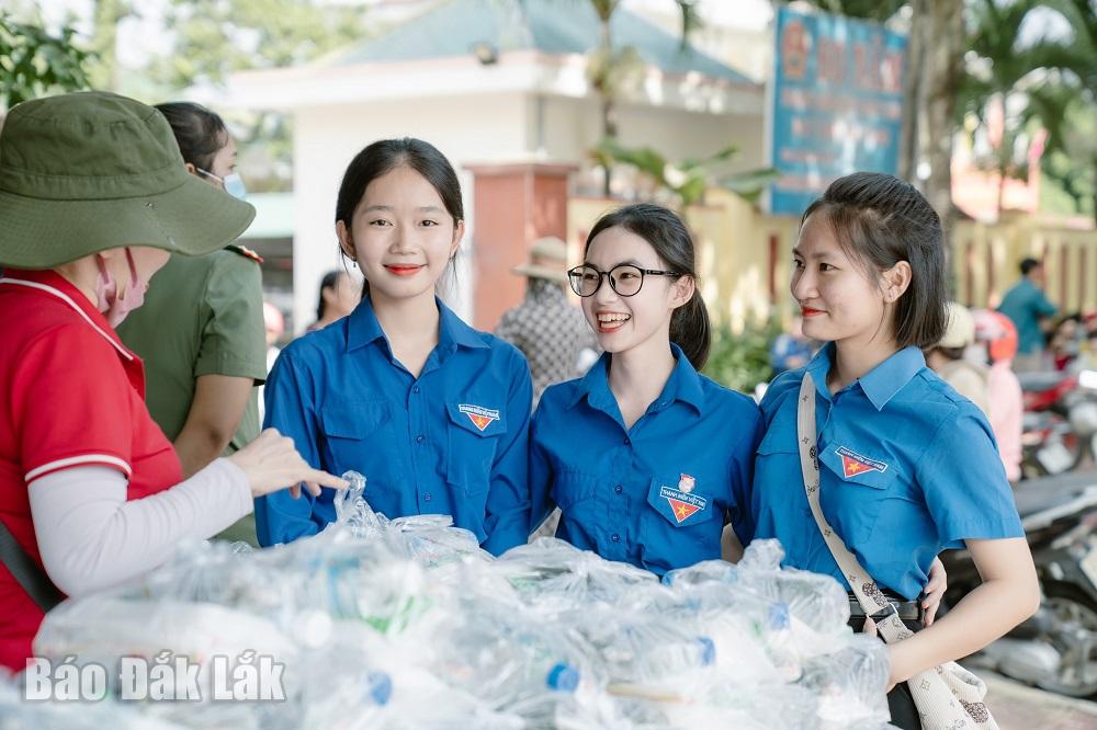 Lực lượng thanh niên tình nguyện chuẩn bị các suất ăn để phát cho thí sinh và người nhà tại Điểm thi Trường THPT Nguyễn Tất Thành (huyện MD rắk)