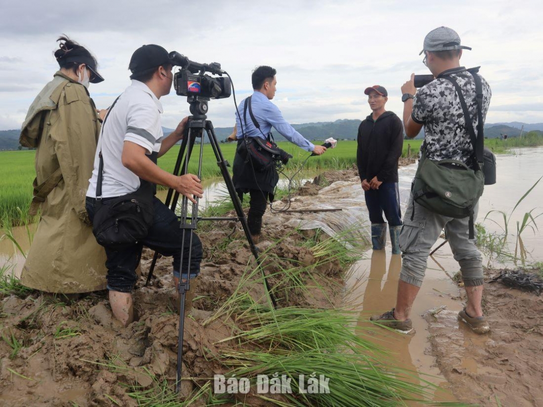 Phóng viên các cơ quan báo chí đóng chân trên địa bàn tỉnh Đắk Lắk tác nghiệp tại vùng tâm lũ của huyện Lắk vào tháng 7 năm 2023.