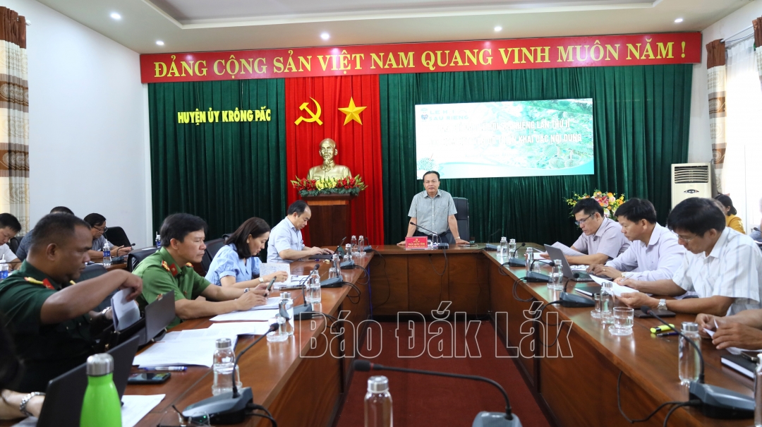Phó Bí thư Thường trực Huyện ủy Trần Quốc Vĩnh phát biểu chỉ đạo hội nghị.