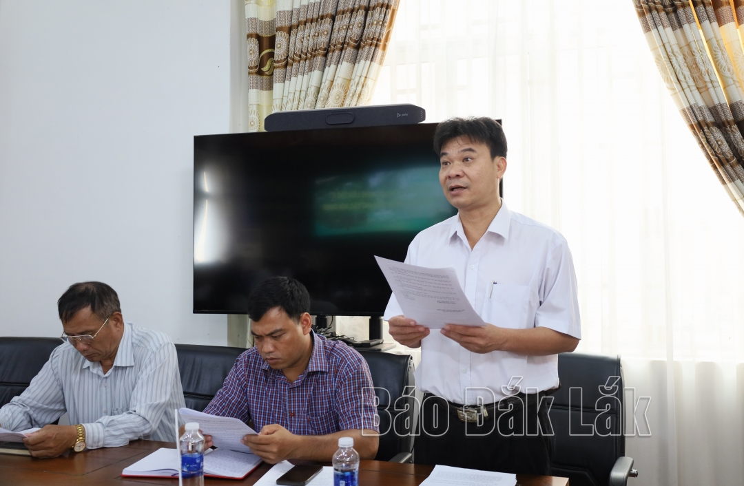 Ông Nguyễn Đình Hải, trưởng Phòng Văn hóa thông tin huyện báo cáo tiến độ công việc.
