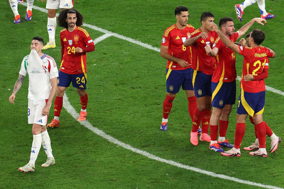Niềm vui của các cầu thủ Tây Ban Nha khi giành vé vào vòng 1/8. Ảnh: Vietnamnet